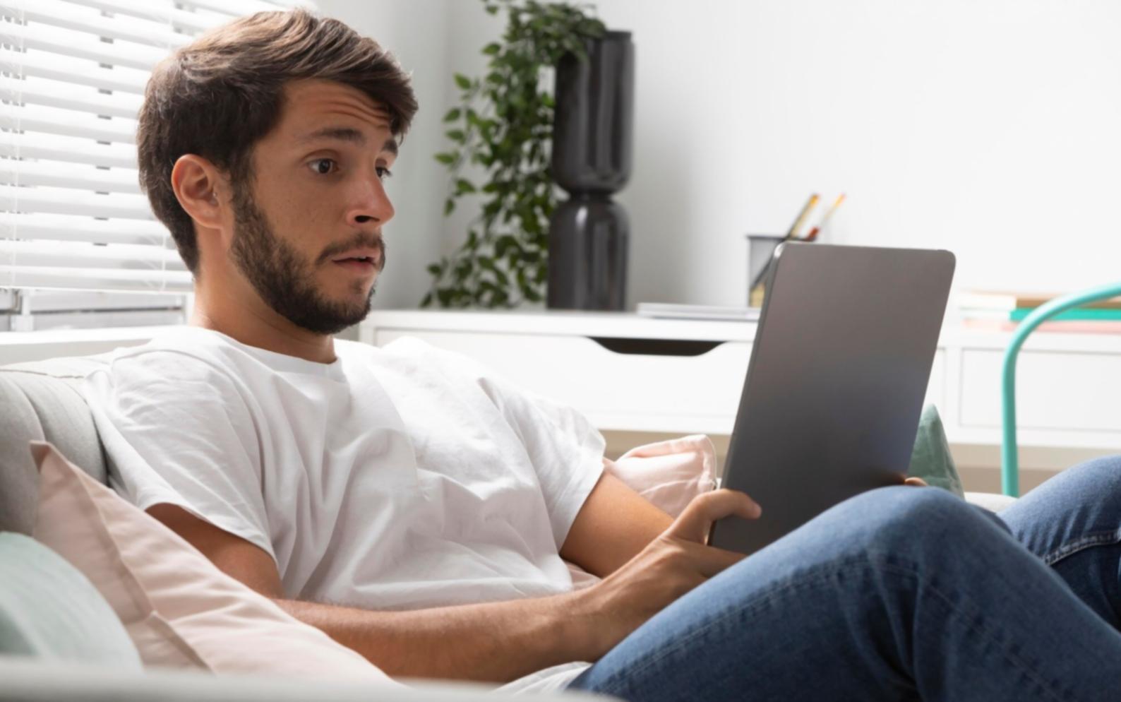 Sesiune practică de analiză financiară cu participanți lucrând pe calculatoare