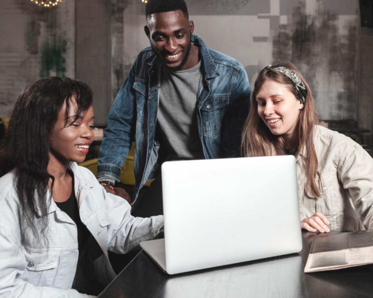 Lucru în echipă pe proiecte de analiză financiară complexe