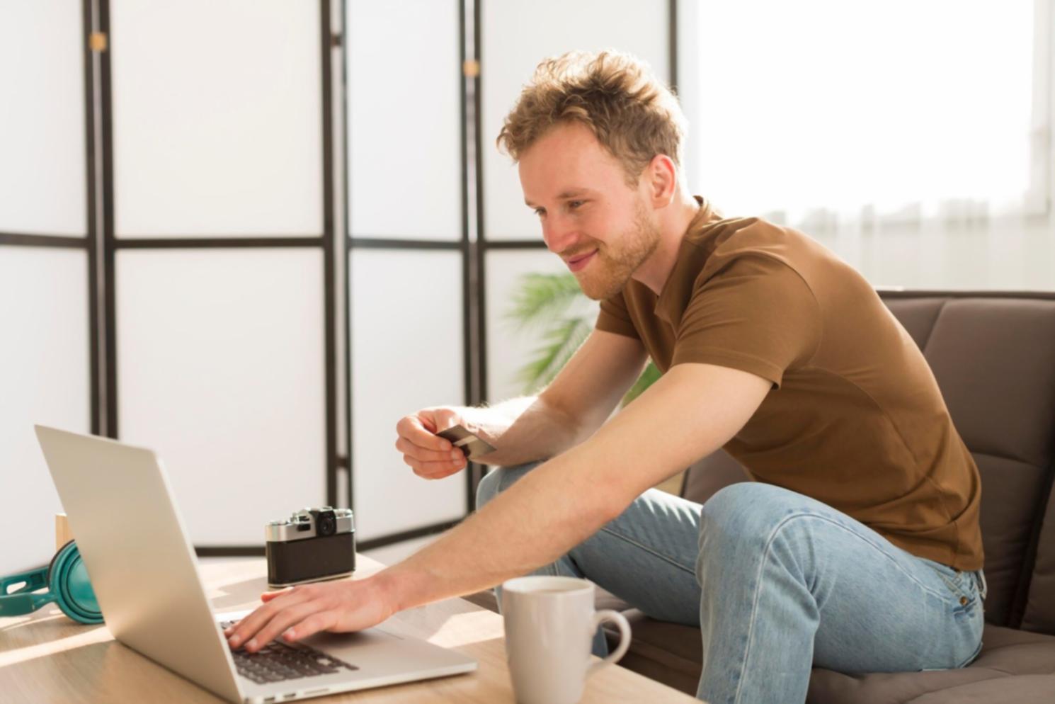 Profesioniști analizând date financiare în mediu colaborativ